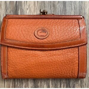 VTG Dooney & Bourke Brown British Tan All Weather Leather Kiss Lock Wallet